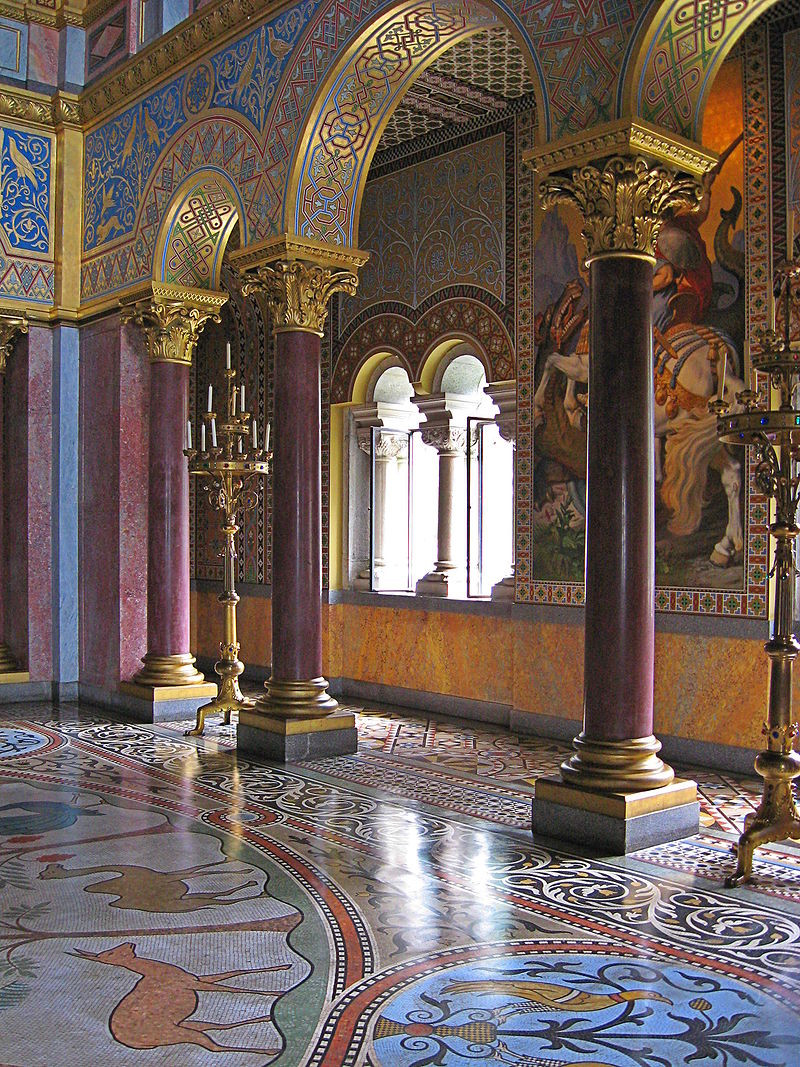 Bên trong là tường gạch bằng đá vôi.