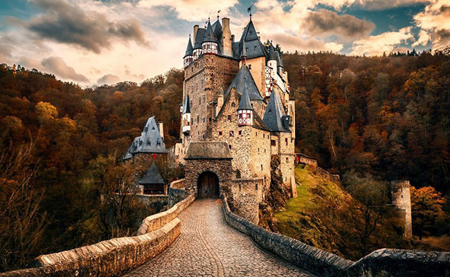 Neuschwanstein là sự kết hợp của phong cách La Mã và Gothic.