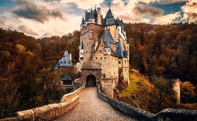 Neuschwanstein là sự kết hợp của phong cách La Mã và Gothic.