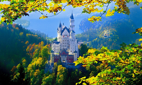 Nằm trong địa phận làng Schwangau (miền nam nước Đức), lâu đài Neuschwanstein là nguồn cảm hứng vô tận cho Walt Disney trong phim cổ tích "Người đẹp ngủ trong rừng".