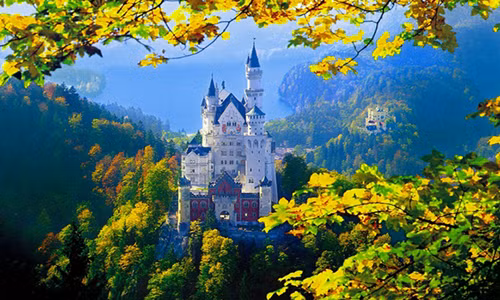 Nằm trong địa phận làng Schwangau (miền nam nước Đức), lâu đài Neuschwanstein là nguồn cảm hứng vô tận cho Walt Disney trong phim cổ tích "Người đẹp ngủ trong rừng".