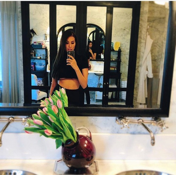 Căn nhà rộng rãi sử dụng nội thất sang chảnh với rất nhiều hoa tươi và bữa ăn sang trọng. Ảnh: Dân Việt.