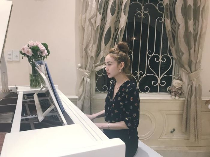 Biệt thự được xây trên mảnh đất rộng vài trăm m2, theo phong cách hoàng gia, trị giá lên đến triệu USD.