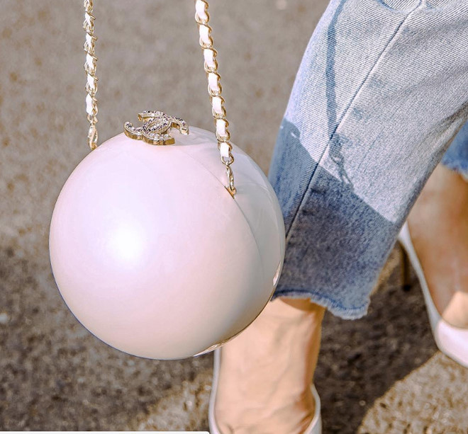 Túi Chanel bé tí nhưng Minh Hẳng phải chi 300 triệu đồng để sở hữu.