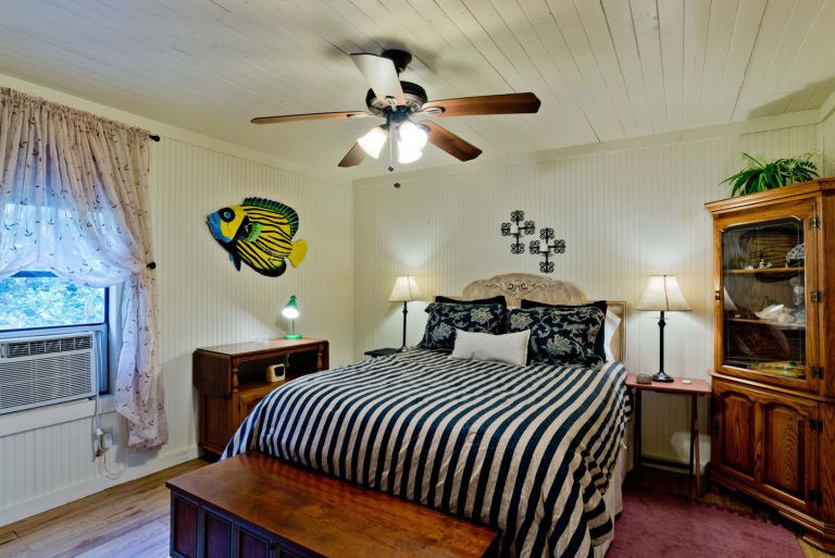 Phòng ngủ nhỏ nằm giấu mình sau bức tường bê tông có cửa hở.