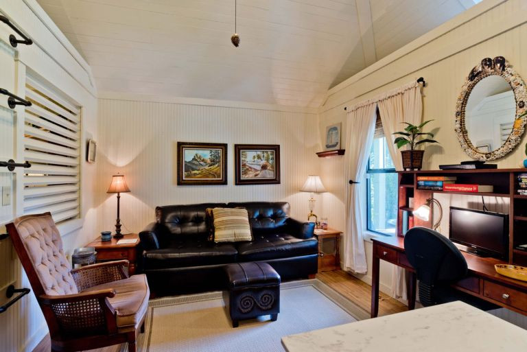 Ngôi nhà nhỏ nhưng mang đến một không gian ấm áp và chan hòa thiên nhiên. Nguồn ảnh: Smallhousebliss.