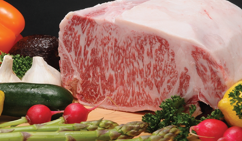Đặc trưng của loại thịt bò Wagyu hảo hạng là vân mỡ lốm đốm trắng phân bố xen kẽ các thớ thịt đỏ với tỷ lệ đồng đều. Ảnh: Hitachi.