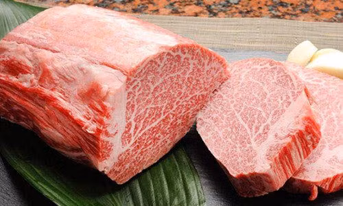 Thị trường quà Tết năm nay xuất hiện hộp thịt bò Wagyu Nhật Bản với giá gần 11 triệu đồng/kg. Ảnh: Facebook.