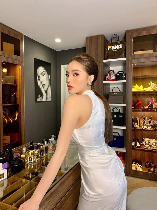Hoa hậu Kỳ Duyên cũng được biết đến là người mê đồ hiệu đắt giá. Người đẹp từng chia sẻ một góc trong căn phòng ngập tràn hàng hiệu. Ảnh: Instagram.