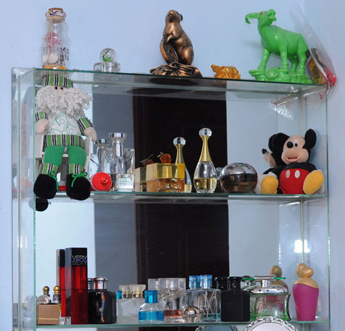 Tủ nước hoa xinh xắn của Angela Phương Trinh. Ảnh: Khám phá.