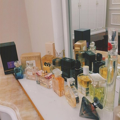 Trong số đó có những lọ nước hoa đắt tiền hiệu Tom Ford, Bvlgari, Gucci, Chanel. Ảnh: Khám phá.
