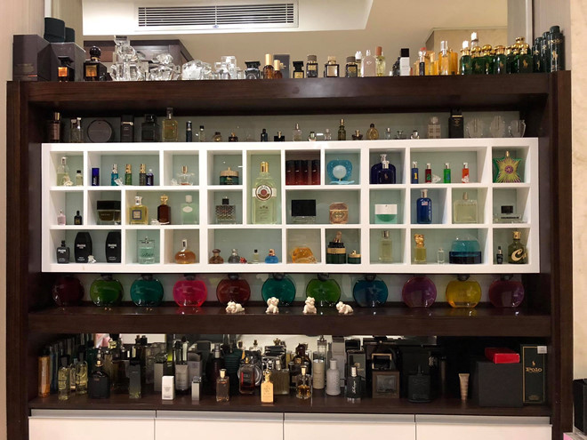 Không chỉ nghiện mua sắm quần áo, giày dép hàng hiệu, nam ca sĩ Đàm Vĩnh Hưng còn có riêng một kệ tủ nước hoa và để riêng những chai nước hoa khác nhau. Ảnh: Zing.