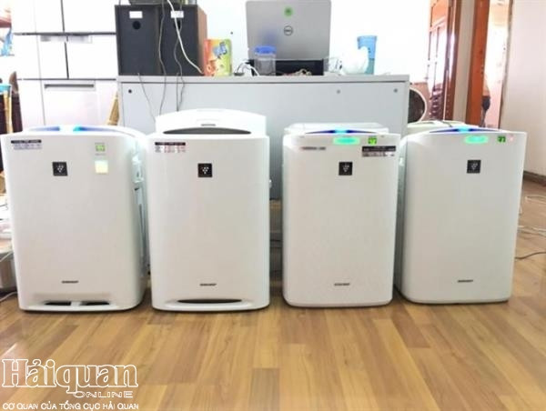 Theo Báo Hải quan, một chủ cửa hàng điện máy tại quận Bắc Từ Liêm (Hà Nội) cho biết, thời gian này, lượng khách đến mua máy lọc không khí tăng mạnh. Ảnh: Haiquanonline.