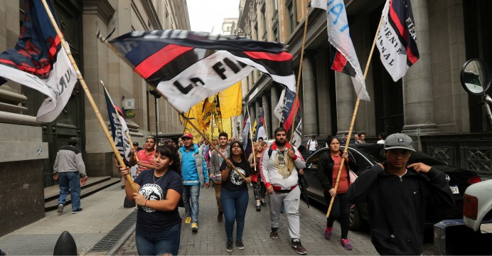 Đứng vị trí số 2 là Argentina. Nền kinh tế Argentina trải qua những biến động mạnh mẽ, khi thị trường tài chính, tiền tệ liên tục lao dốc, tỷ lệ lạm phát gia tăng và nguồn vốn đầu tư giảm. Ảnh: Reuters.