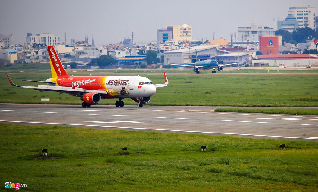 Điểm hạn chế lớn nhất của sân bay này là có hai đường cất hạ cánh song song, nhưng chỉ cho phép duy nhất một máy bay được cất cánh hoặc hạ cánh trong cùng một thời điểm. Lý do là khoảng cách giữa trục tim hai đường băng quá gần nhau không đáp ứng tiêu chuẩn khai thác cất, hạ cánh độc lập theo quy định của Tổ chức Hàng không dân dụng quốc tế (ICAO).