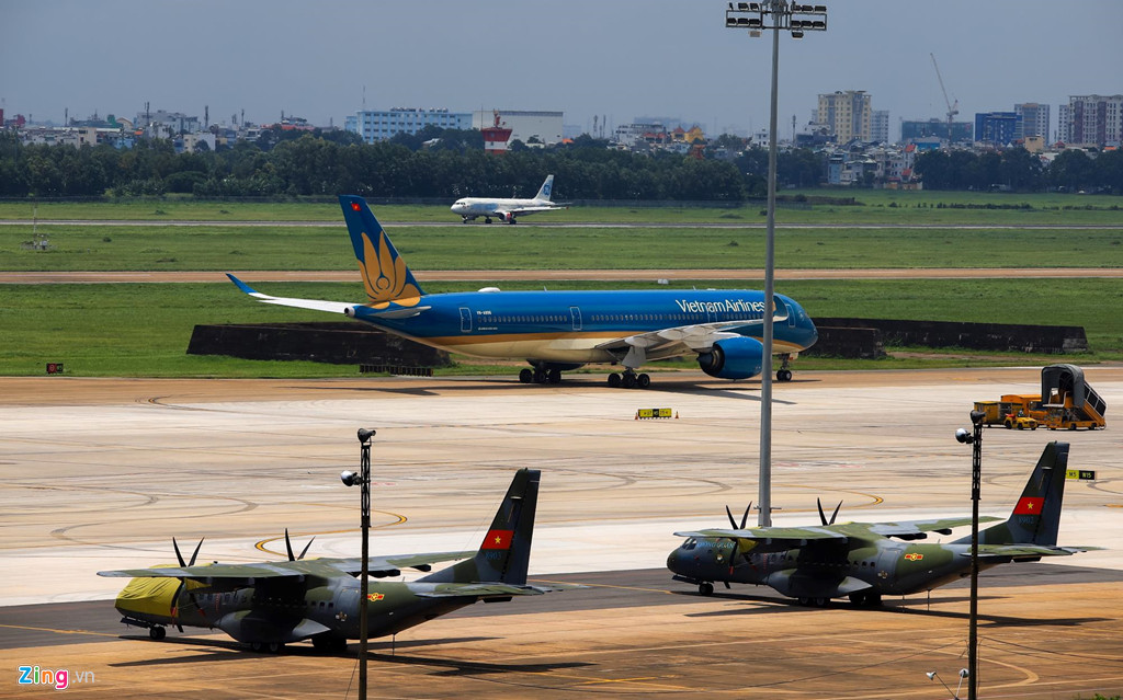 Vị trí dự kiến xây dựng nhà ga T3 với công suất 20 triệu khách/năm của sân bay Tân Sơn Nhất hiện vẫn là bãi đỗ máy bay quân sự. Nhà ga này dự kiến xây dựng trong 3 năm nếu thủ tục suôn sẻ và có nhà đầu tư triển khai ngay. Tuy nhiên, với Luật đầu tư, thủ tục giao đất quốc phòng mới thì nhà ga này vẫn chưa biết bao giờ khởi công.