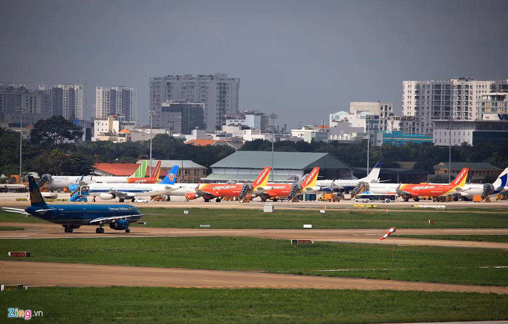 Nguyên nhân tiếp theo khiến tình trạng quá tải của Tân Sơn Nhất ngày càng trầm trọng là cấu trúc của hệ thống đường lăn, sân đỗ. Phần lớn các bến đỗ nằm sát nhau theo dạng xương cá về hai bên của đường lăn và các đường lăn chính chủ yếu là đường lăn "độc đạo".