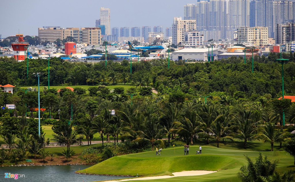Bên cạnh sân bay Tân Sơn Nhất chật chội, kẹt cứng là một sân golf với những người chơi thong dong. Cụm sân golf này có quy mô lên tới 157 ha với bốn sân A, B, C và D. Riêng một phần sân A nằm phía đường Quang Trung, quận Gò Vấp, ba sân còn lại đều tiếp giáp với sân bay.