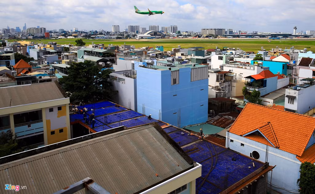 Nhiều giải pháp được các chuyên gia đưa ra như xây thêm nhà ga, đường lăn và sân đỗ, mở đường vào sân bay. Tuy nhiên với hình ảnh nhà dân vây kín tới sát hàng rào sân bay như thế này thì việc mở rộng hay đơn giản hơn là mở đường vào sân bay là bài toán chưa có lời giải.