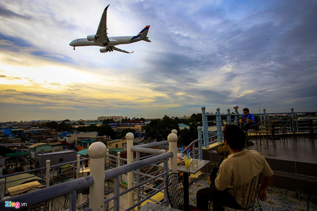 Nguyên nhân chủ yếu do quá trình đô thị hóa, diện tích sân bay Tân Sơn Nhất chỉ còn 1/4 đến 1/5 so với trước. Cảnh tượng máy bay hạ cánh sát đầu người đã quá quen thuộc với người dân tại các tuyến đường Quang Trung, Nguyễn Oanh, quận Gò Vấp.