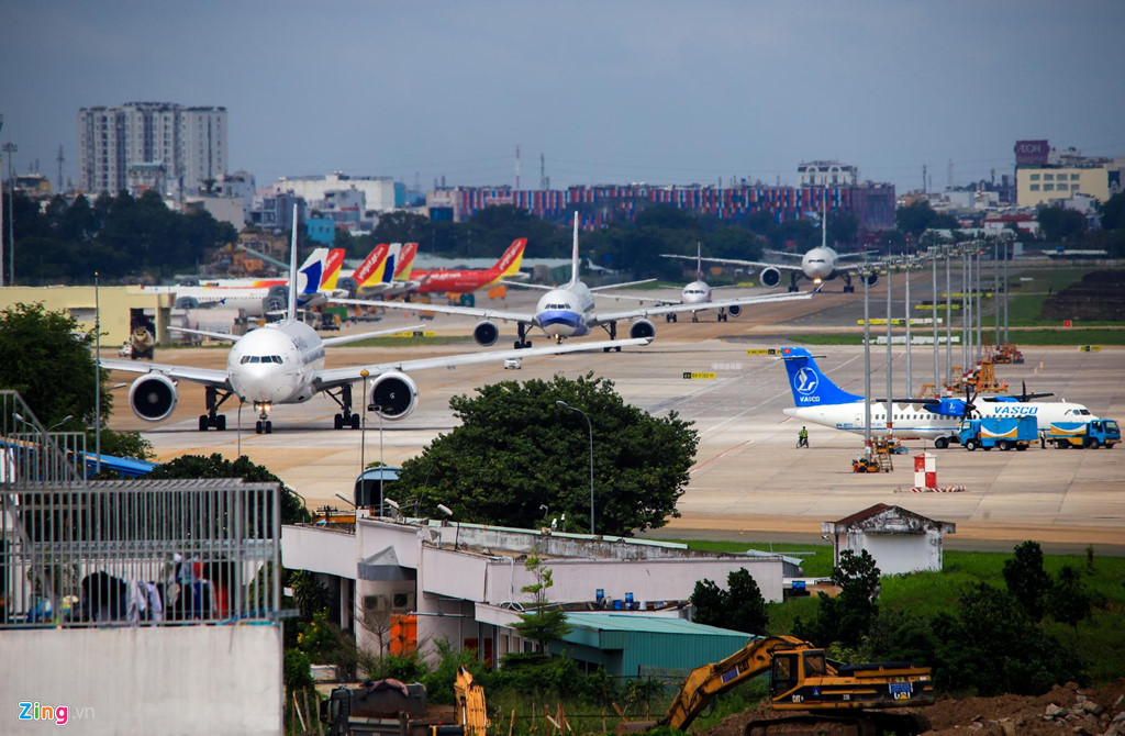 Theo ghi nhận của phóng viên Zing.vn, trên đường dẫn luôn có từ 5 đến 10 chiếc máy bay nối đuôi nhau chờ ra đường băng. Tổng số chuyến cất, hạ cánh của sân bay Tân Sơn Nhất đạt hơn 700 chuyến/ngày.