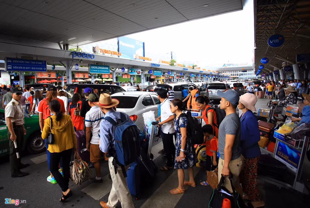 Anh Trần Đình Tiệp (nhân viên an ninh sân bay) cho biết do lượng ôtô cá nhân và taxi liên tục đổ dồn đón trả khách khiến đường dẫn phía trước ga quốc nội luôn đông đúc. "Chúng tôi luôn phải căng mình hoạt động hết công suất để hạn chế ùn ứ. Bên cạnh đó, tình trạng nhiều người thiếu ý thức dừng đỗ quá thời gian quy định 3 phút càng khiến khu vực này thêm hỗn loạn".