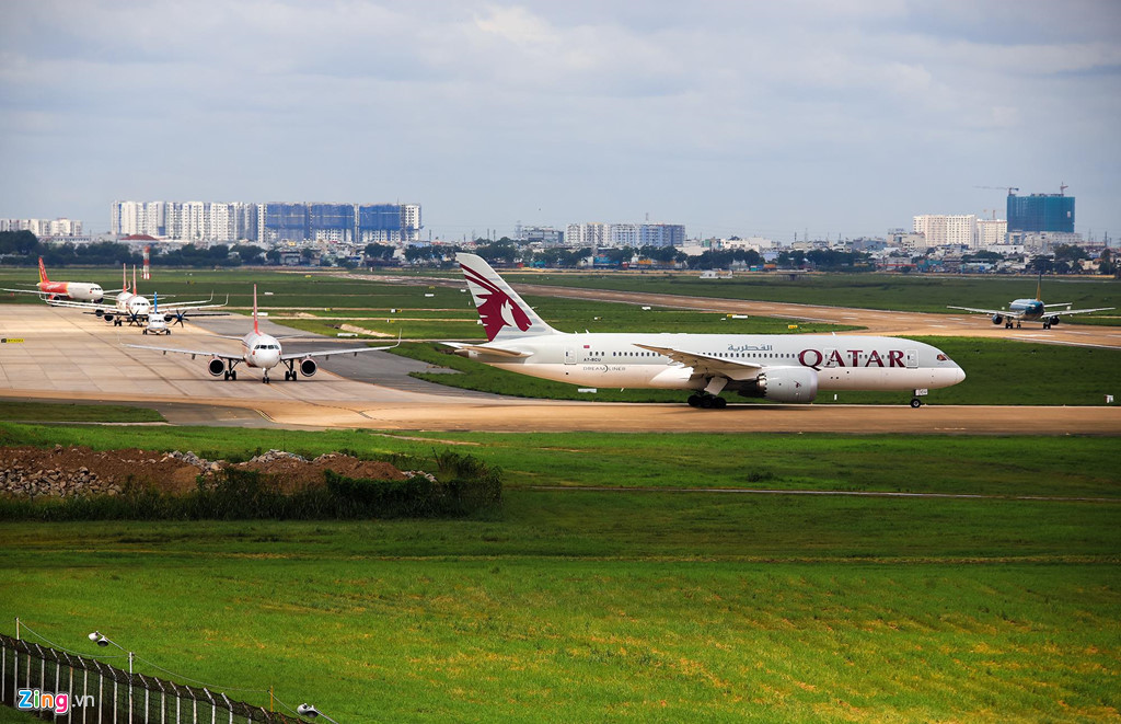 Các đường lăn thoát ly của sân bay Tân Sơn Nhất được thiết kế khá nhỏ hiện không còn phù hợp với các loại máy bay có kích thước và tải trọng lớn.