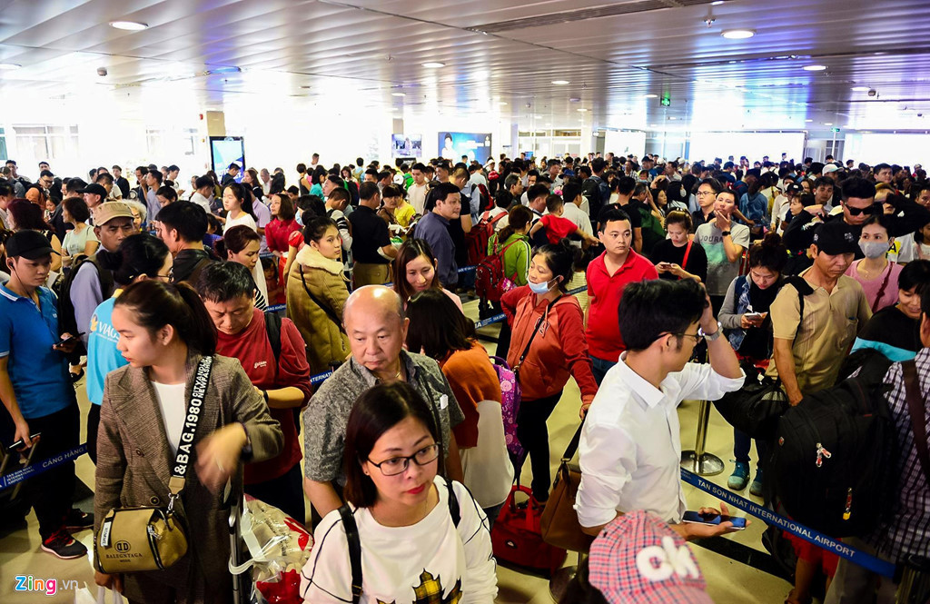 Lúc cao điểm, tại khu vực kiểm tra an ninh, hành khách phải xếp hàng cả tiếng đồng hồ mới tới lượt. Ảnh: Lê Quân