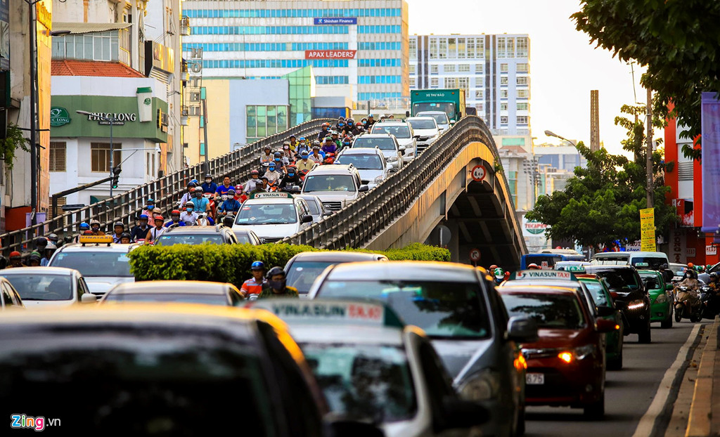 Theo ghi nhận của phóng viên Zing.vn, những tuyến đường quanh sân bay như Trường Sơn, Hồng Hà, Cộng Hòa, Phổ Quang, Phạm Văn Đồng, Nguyễn Kiệm, Hoàng Văn Thụ, Nguyễn Văn Trỗi, Trần Quốc Hoàn thường xuyên xảy ra ùn tắc nghiêm trọng vào giờ cao điểm.