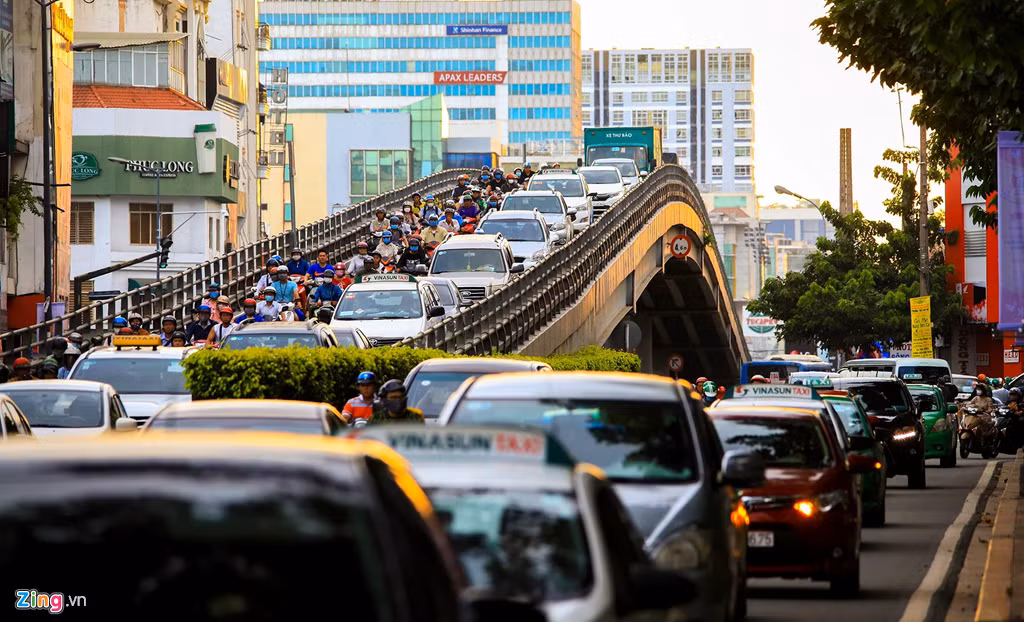 Theo ghi nhận của phóng viên Zing.vn, những tuyến đường quanh sân bay như Trường Sơn, Hồng Hà, Cộng Hòa, Phổ Quang, Phạm Văn Đồng, Nguyễn Kiệm, Hoàng Văn Thụ, Nguyễn Văn Trỗi, Trần Quốc Hoàn thường xuyên xảy ra ùn tắc nghiêm trọng vào giờ cao điểm.