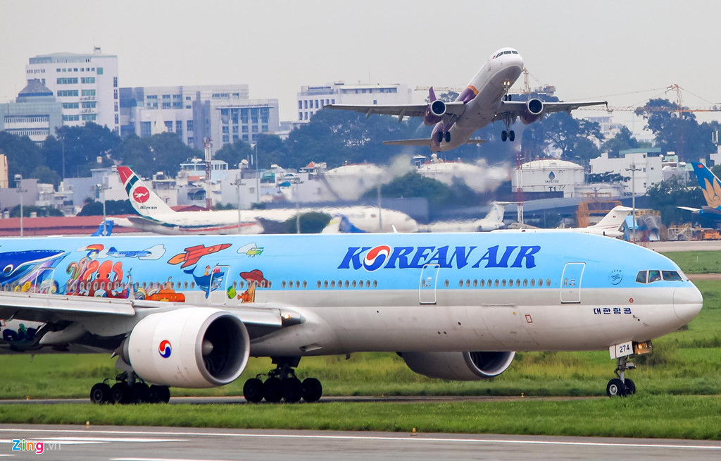 Do vậy, một máy bay hạ cánh ở sân bay này phải chạy vào bãi đỗ hoặc rời khỏi đường băng chính đi vào đường dẫn thì máy bay khác mới có thể cất cánh.