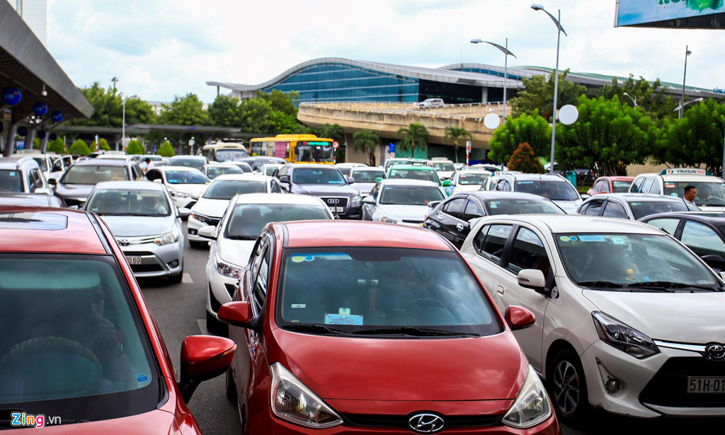 Phía trong sân bay, tại khu vực đón trả khách trước ga quốc nội Tân Sơn Nhất cũng thường xuyên kẹt cứng.