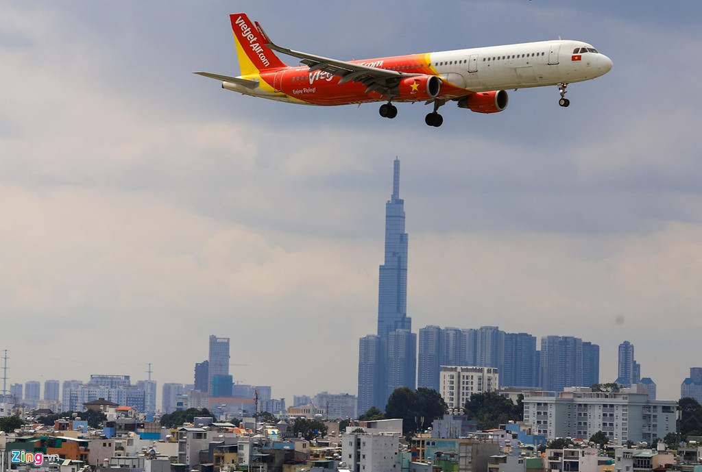 Với lý do trên, nhiều máy bay phải lượn lòng vòng trên trời chờ tới lượt hạ cánh, gây ra tình trạng "ùn ứ" ngay trên không.