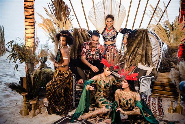 Đáng chú ý, đám cưới còn có 145 nhạc công, DJ, ca sĩ, nghệ sĩ múa, ca sĩ opera đến từ các quốc gia: Italy, Mỹ, Thái Lan, Anh, Thuỵ Sĩ, Ấn Độ và Việt Nam luân phiên biểu diễn liên tục phục vụ lễ cưới.