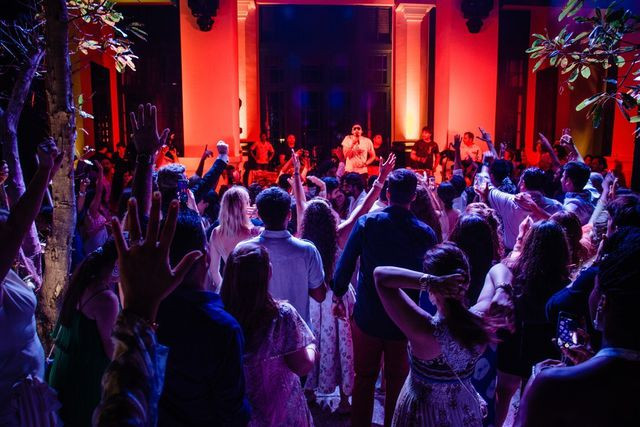 Dù không tiết lộ mức chi phí cho tiệc cưới của cặp đôi song đại diện đơn vị tổ chức cho biết mức chi phí tổ chức đám cưới xa xỉ này không dưới 1 triệu USD.