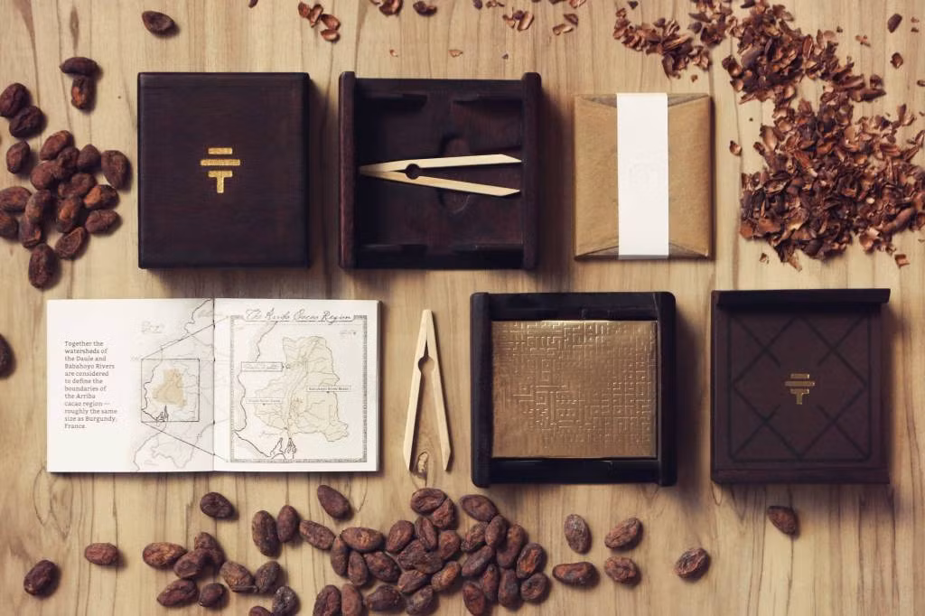 Thanh socola nặng 42g đựng trong chiếc hộp đẹp mắt.