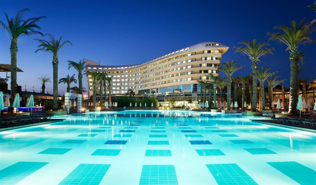 Dự án Diamond Bay City do Tập đoàn Hoàn Cầu là chủ đầu tư, có diện tích 300ha, toạ lạc bên vịnh Kim Cương, trên đại lộ“vàng”nối liền sân bay Cam Ranh và Thành phố Nha Trang. Tổng vốn đầu tư dự án khoảng 4 tỷ USD. Ảnh: Diadiemanuong.