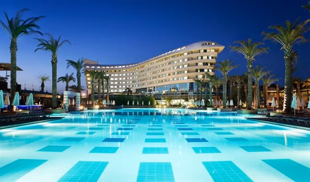 Dự án Diamond Bay City do Tập đoàn Hoàn Cầu là chủ đầu tư, có diện tích 300ha, toạ lạc bên vịnh Kim Cương, trên đại lộ“vàng”nối liền sân bay Cam Ranh và Thành phố Nha Trang. Tổng vốn đầu tư dự án khoảng 4 tỷ USD. Ảnh: Diadiemanuong.