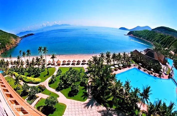 Dự án đã được hình thành và đưa vào hoạt động giai đoạn 1 từ năm 2008, gồm Diamond Bay Resort Spa 340 phòng, Sân golf 18 lỗ tiêu chuẩn quốc tế do nhà thiết kế danh tiếng thế giới người Mỹ Andy Dye - Dye Group thiết kế. Ảnh: Infomoney.