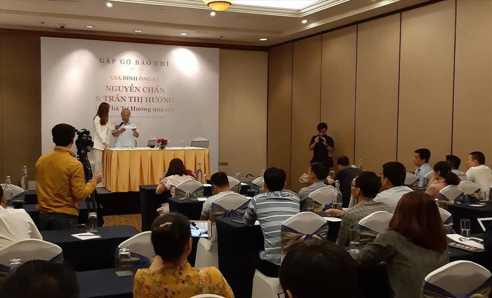 Đáng chú ý, theo Báo Lao động, 3 người con của ông Nguyễn Chấn - chồng bà Tư Hường - cho rằng, cha mình đã nghe theo xúi dục của 7 người khác để tố cáo và yêu cầu xử lý hình sự con trai là ông Nguyễn Quốc Toàn - Chủ tịch HĐQT NamA Bank. Ảnh: Lao động.