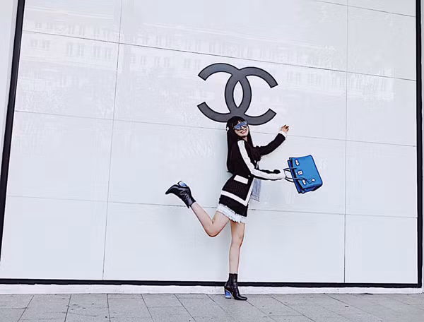 Vợ đại gia Minh Nhựa còn được gọi là "yêu nữ hàng hiệu" khi luôn có trong tay mọi item mới nhất của làng thời trang thế giới. Nguồn ảnh: FBNV.