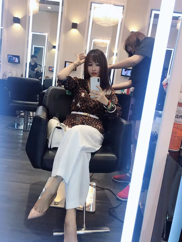 Túi Dior màu trắng nâng tầng cho set đồ sành điệu của Mina Pham.