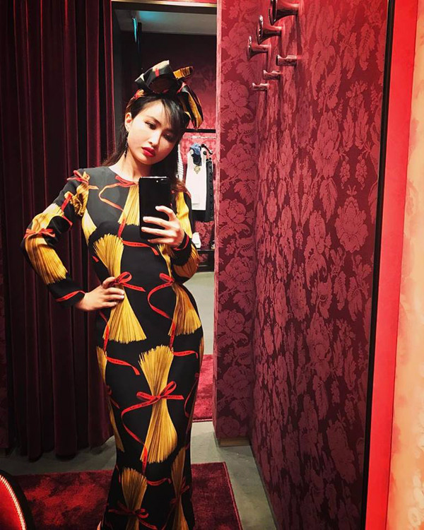 Không chỉ đồ tắm, trang phục đời thường của Mina Phạm cũng phủ kín hàng hiệu. Cô diện nguyên cây của Dolce &amp; Gabbana với mức giá khiến nhiều người choáng váng.