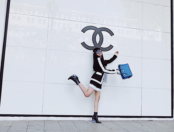 Vợ đại gia Minh Nhựa còn được gọi là "yêu nữ hàng hiệu" khi luôn có trong tay mọi item mới nhất của làng thời trang thế giới. Nguồn ảnh: FBNV.