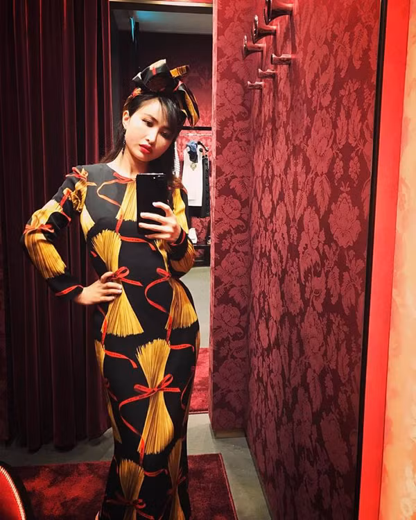 Không chỉ đồ tắm, trang phục đời thường của Mina Phạm cũng phủ kín hàng hiệu. Cô diện nguyên cây của Dolce &amp; Gabbana với mức giá khiến nhiều người choáng váng.