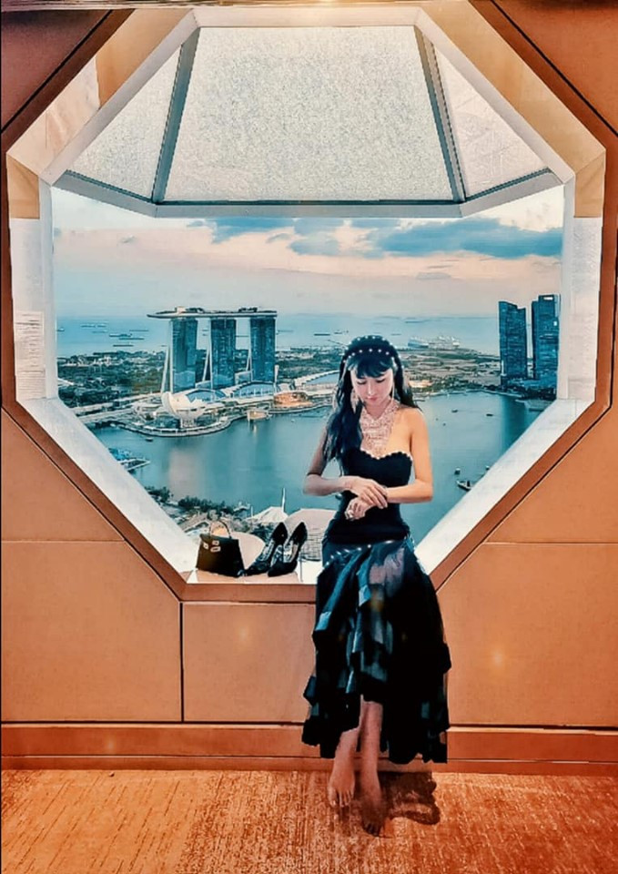 Trong tủ thời trang của Mini có chiếc áo tắm 2 mảnh đến từ nhà mốt Louis Vuitton này có giá khoảng 800-900 đô-la (18-20 triệu đồng).