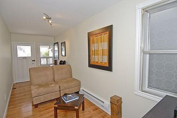 Căn nhà có một phòng khách, bếp và phòng ngủ.