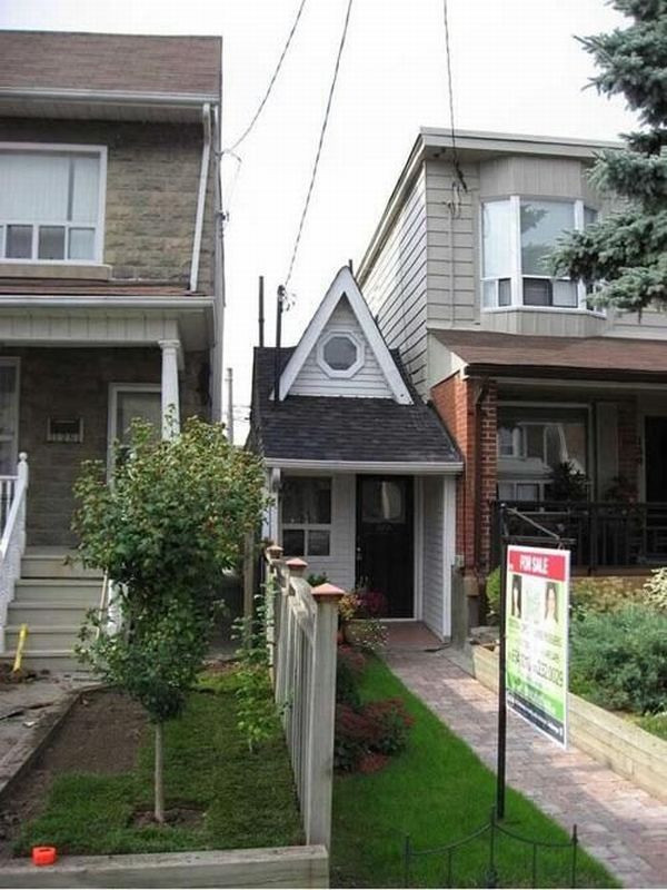 Tọa lạc tại thành phố Toronto (Canada), ngôi nhà siêu mỏng này có chiều ngang chỉ 2,1m và chiều sâu tới 34m.