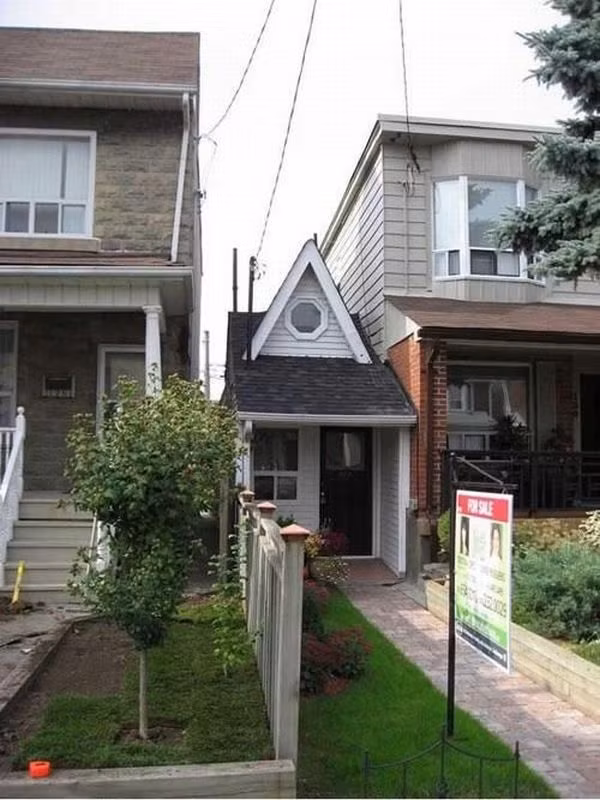 Tọa lạc tại thành phố Toronto (Canada), ngôi nhà siêu mỏng này có chiều ngang chỉ 2,1m và chiều sâu tới 34m.