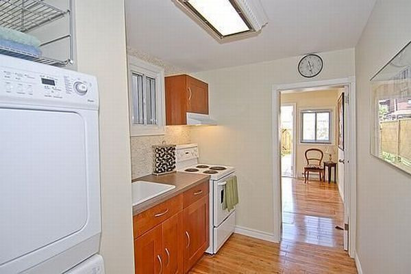  Nhà bếp nhỏ gọn nhưng thoáng và sáng sủa.